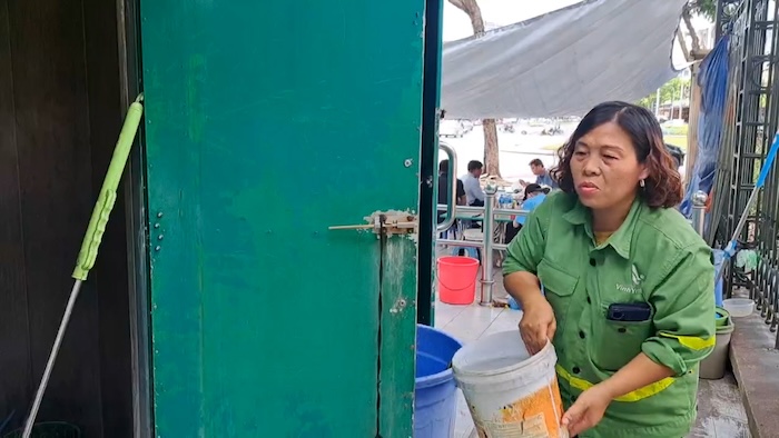 Hanoi public toilets are degraded, waiting for the day to be renovated. Photo: Nguyen Linh