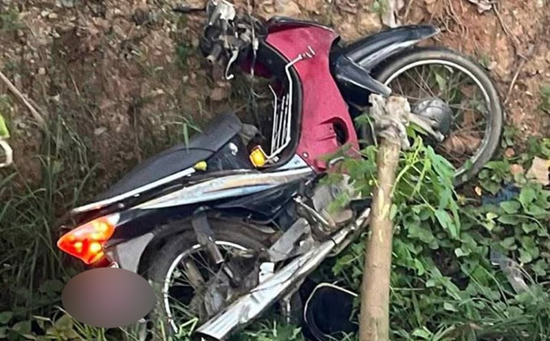 The scene of the accident that left a father and son in Binh Dinh dead or injured on the way to the 2025 high school graduation exam registration point. Photo: Trung Tam Life imprisonment level 115 Ngoc Tu