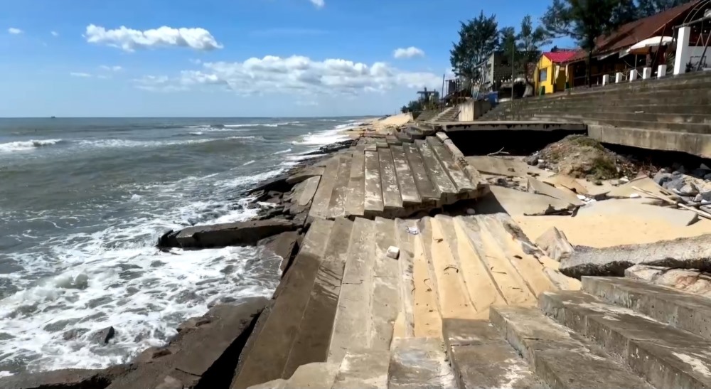 Finding a way to overcome the landslide situation at the Dong Hoi City sea embankment.