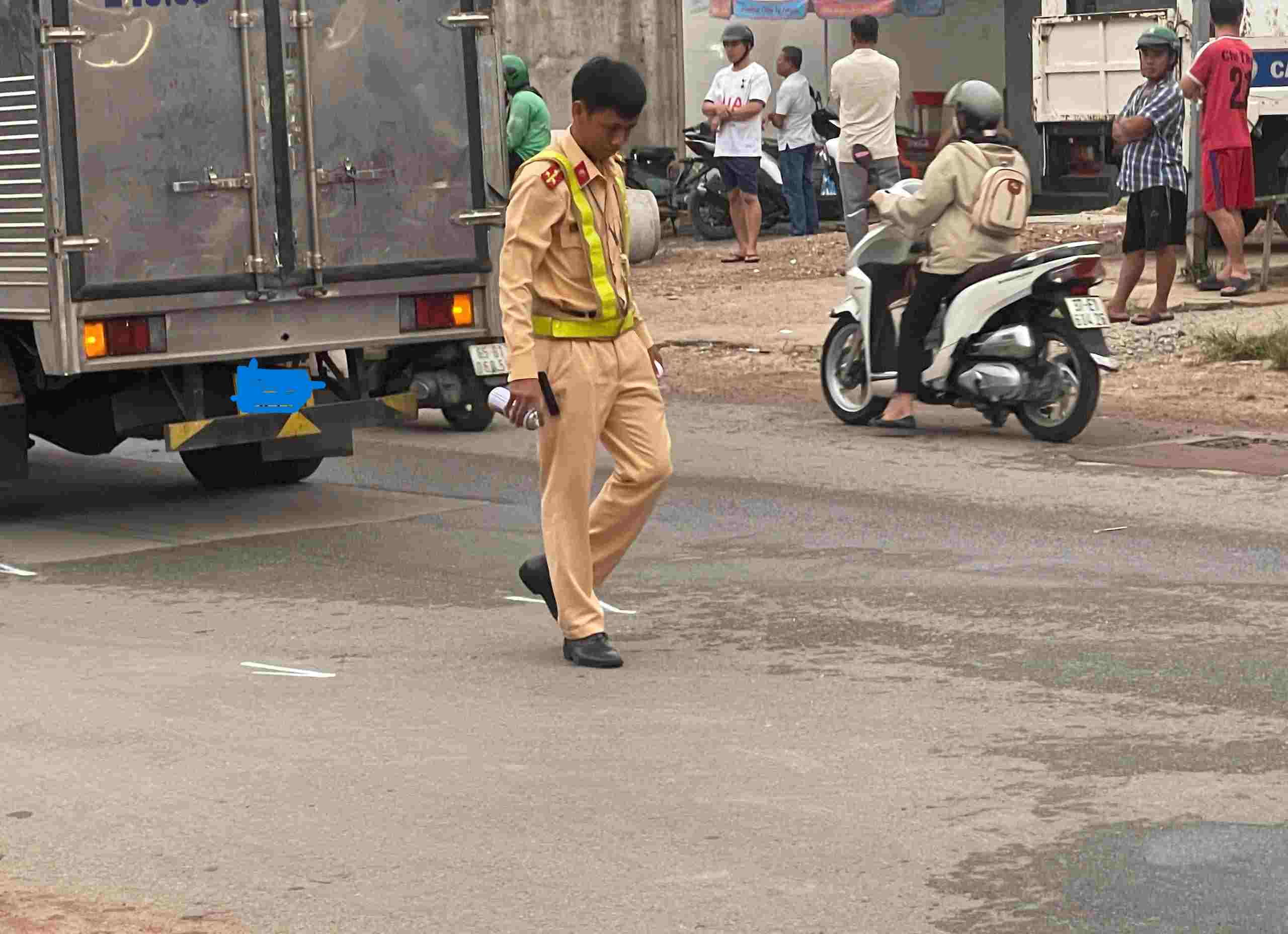 Cong an dang dieu tra lam ro vu tai nan.Anh: Dinh Trong