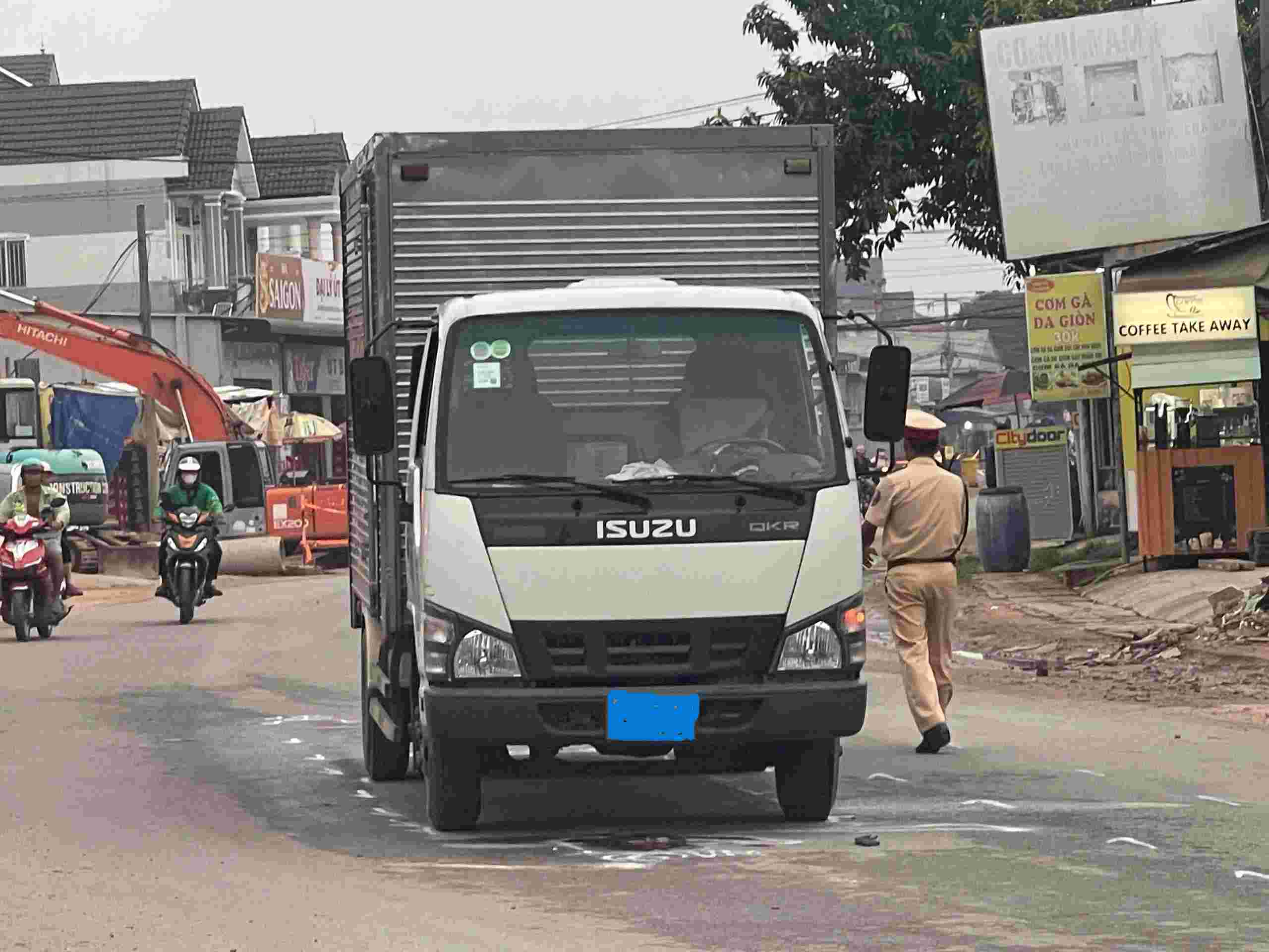 La escena de un accidente de motocicleta hizo que un joven muriera debajo del camion. Foto: Dinh Trong