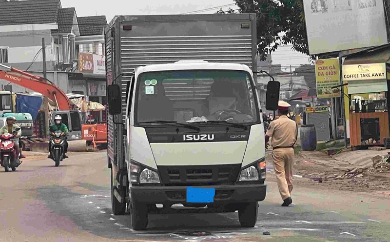 The scene of the motorbike accident that caused the young man to die under the front of the truck. Photo: Dinh Trong