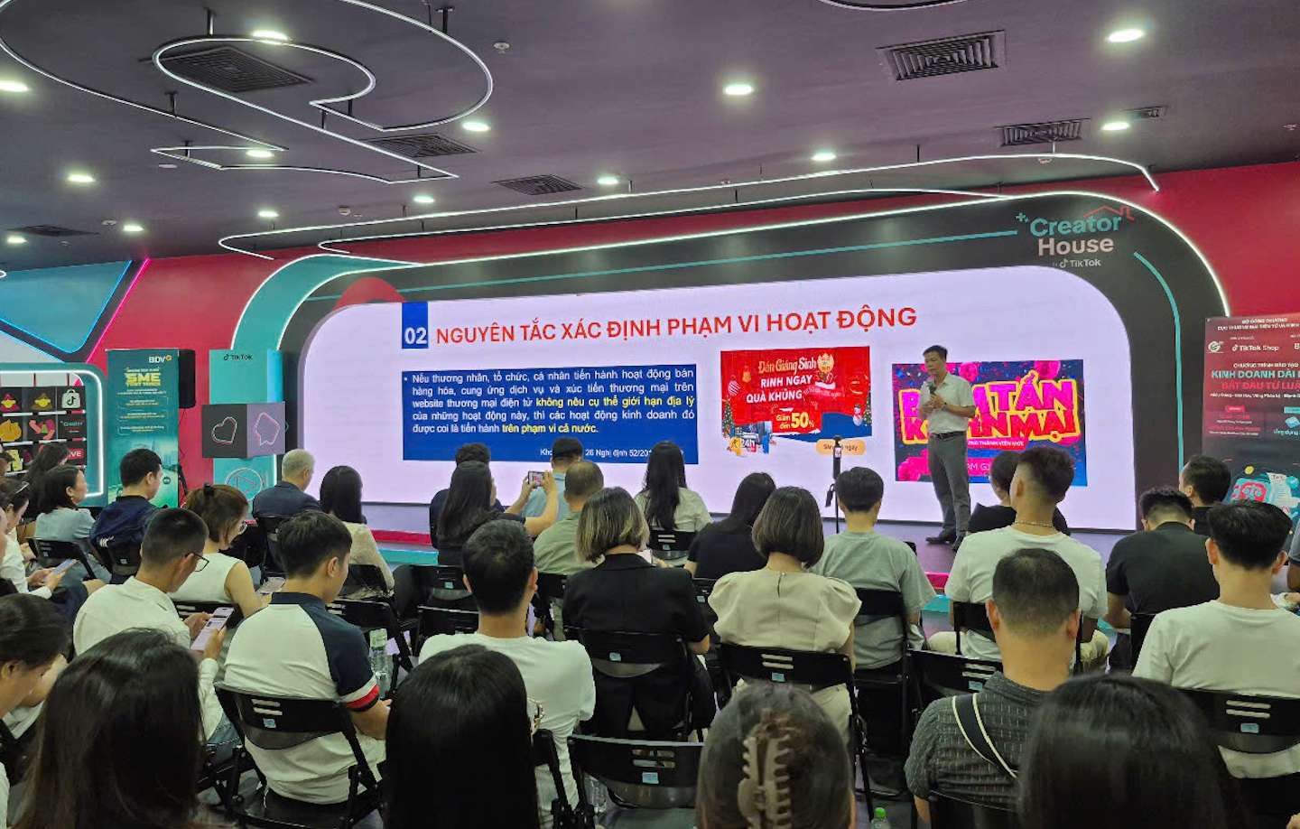 The current legal framework and e-commerce business conditions are issues of concern in the Draft Law on E-commerce. Photo: Thach Lam