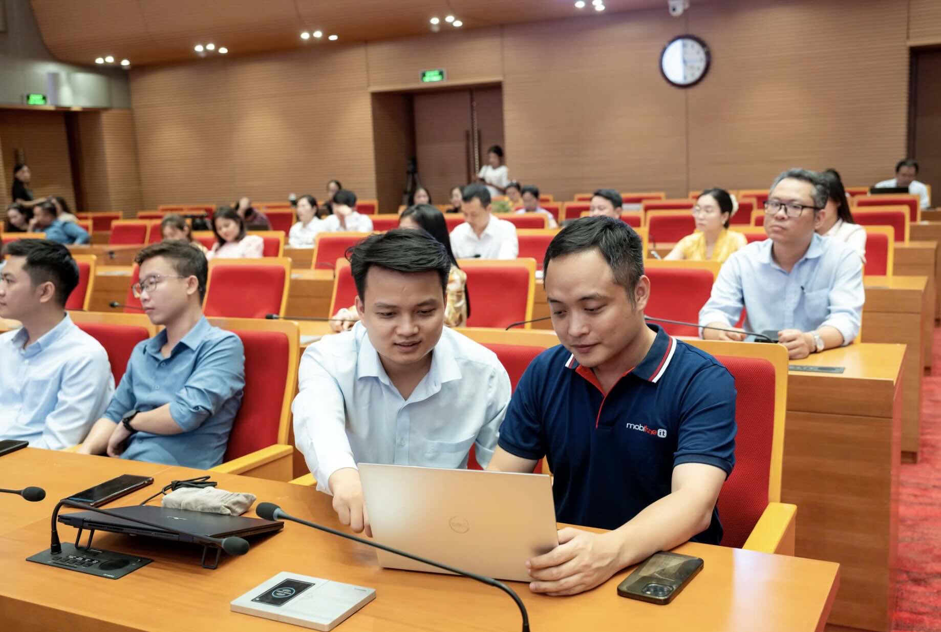 Can bo MobiFone huong dan cac xa, phuong van hanh he thong dich vu cong theo mo hinh chinh quyen dia phuong hai cap