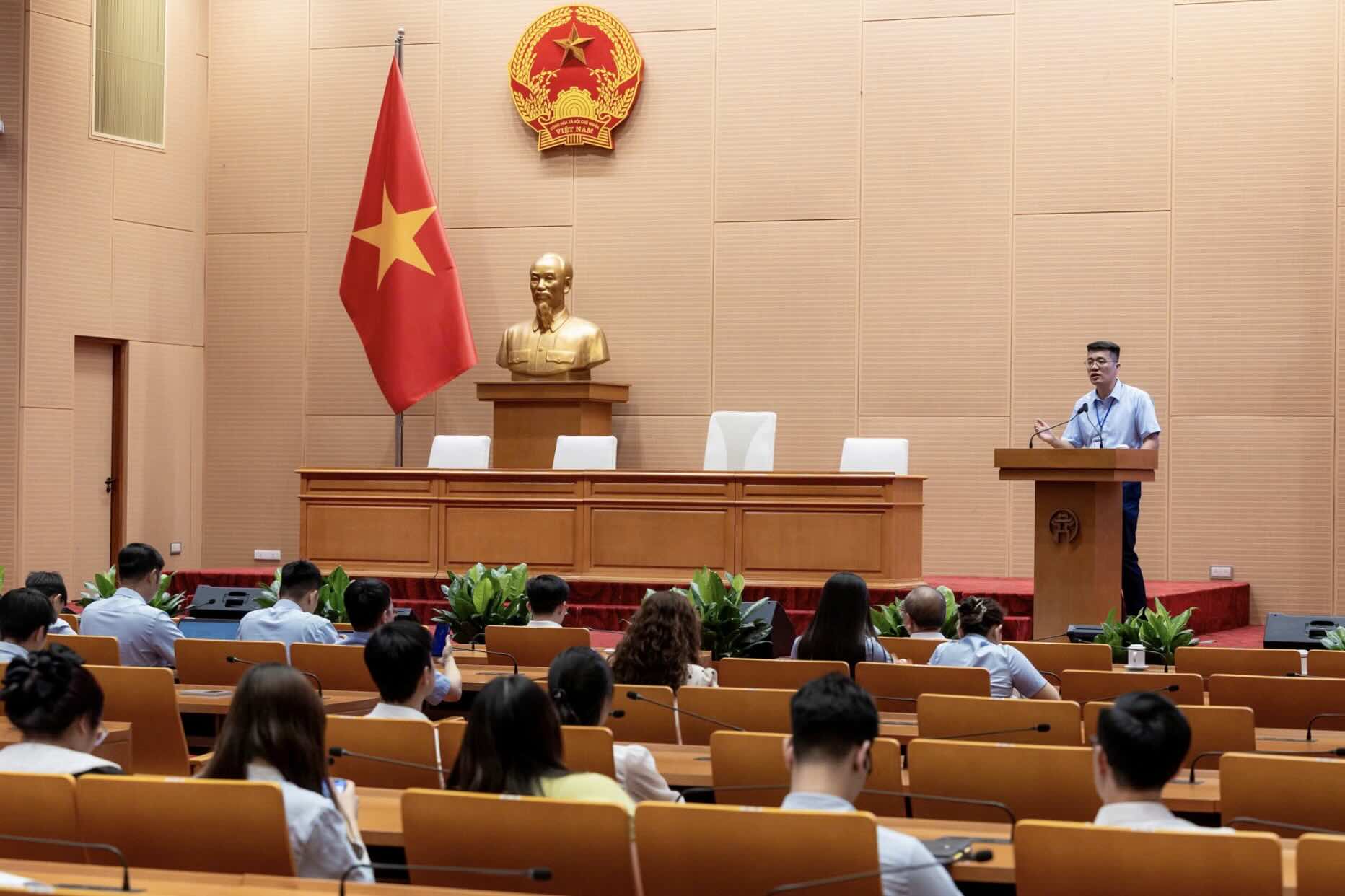 Buoi tap huan quy trinh giai quyet thu tuc hanh chinh va van hanh he thong dich vu cong theo mo hinh chinh quyen dia phuong hai cap.