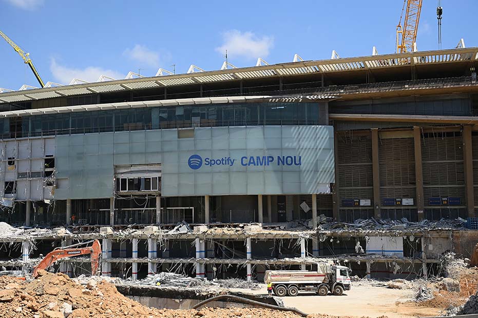 Khung canh ben ngoai san Camp Nou vao cuoi nam 2023. Anh: AFP