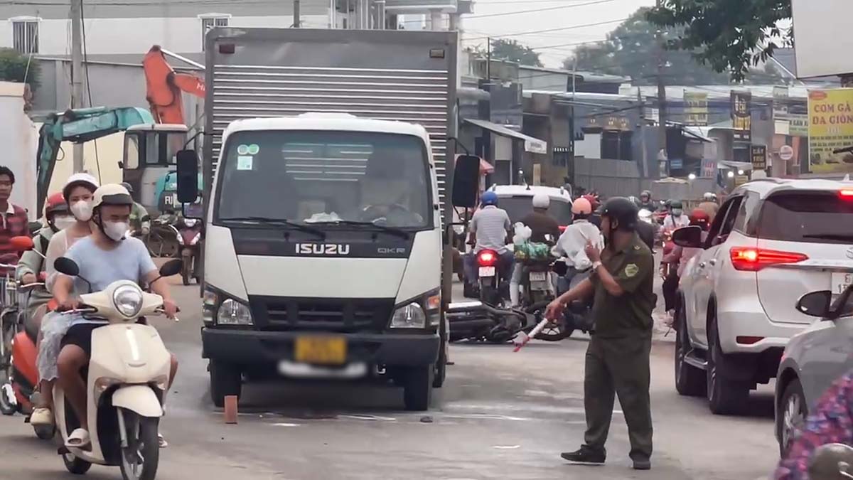 La escena del accidente hizo que un joven muriera en Binh Duong. Foto: Dinh Trong