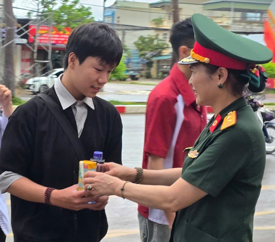 Cac thi sinh duoc phat nuoc uong mien phi tai cac diem thi. Anh: Nguyen Truong
