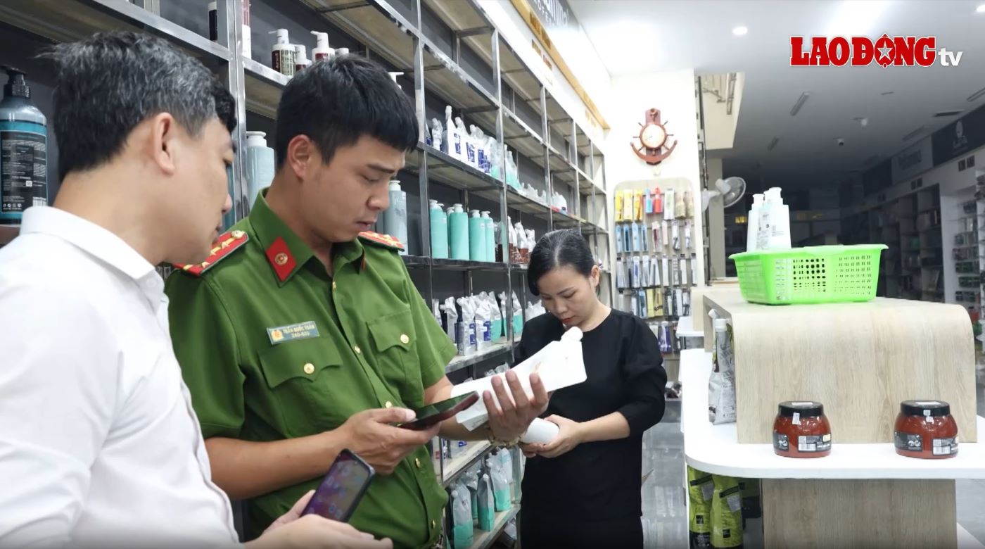 The cosmetic of unknown origin was discovered at a cosmetic store in Dong Ha City. Photo: Tran Khoi