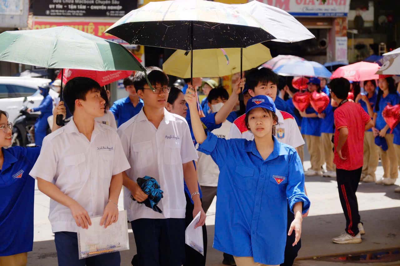 answered the Math exam for the 2025 high school graduation exam with code 0111. Photo: Ngoc Phan