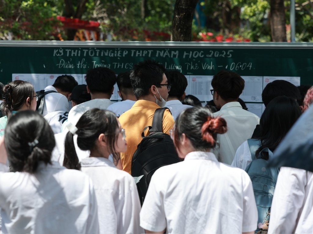 Candidates can refer to the Math exam answer for the 2025 high school graduation exam, code 0112. Photo: Hai Nguyen