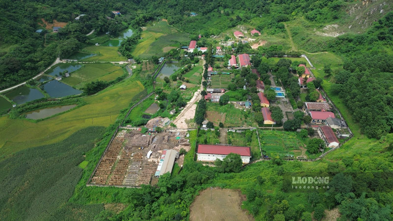 Các tòa nhà được xây dựng phân tán, chưa đồng bộ. Ảnh: Đinh Đại