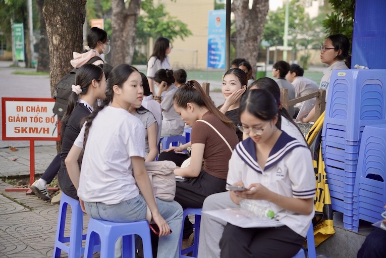Thi sinh du thi tai diem thi Truong THPT Yen Hoa den som, tranh thu gui do, on lai bai truoc khi vao phong thi. Anh: Thieu Trang