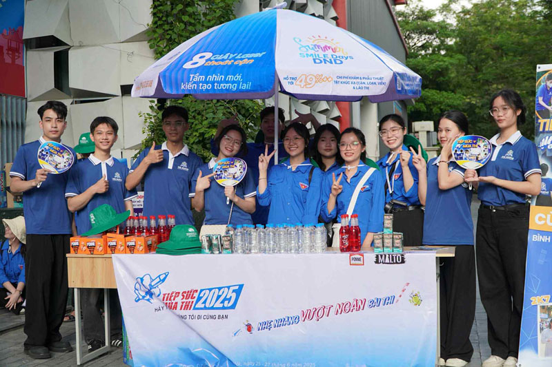 Doi tinh nguyen vien tiep suc mua thi tai 2 diem thi Truong THCS Chu Van An va Truong THPT Chuyen Chu Van An. Anh: Anh Duc
