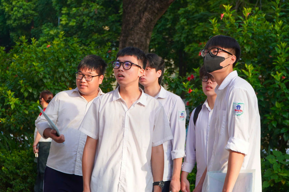Thi sinh thi tai diem Truong THCS Chu Van An. Anh: Anh Duc