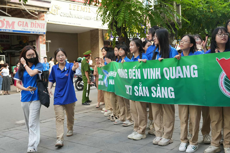 Thi sinh du thi tai diem thi truong THPT My Dinh. Anh: Huu Chanh