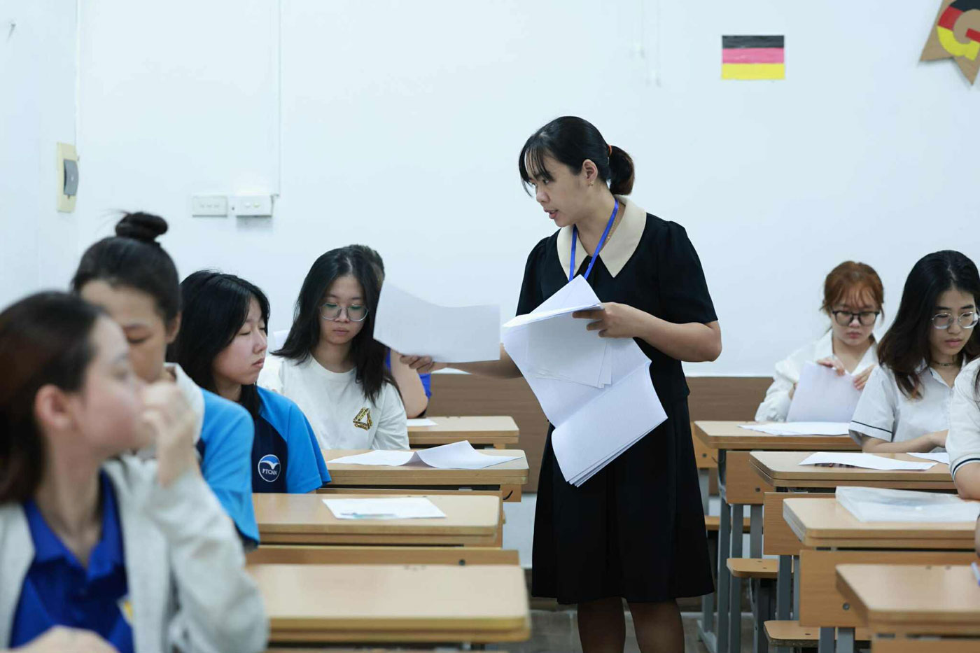 Cac thi sinh chuan bi lam bai thi. Anh: Hai Nguyen