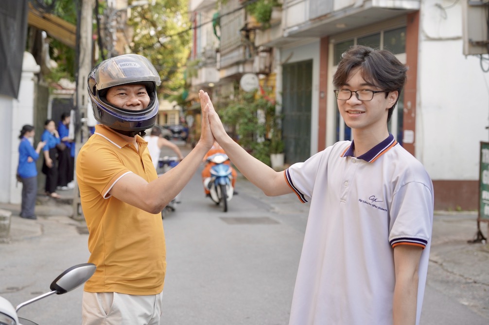 Phu huynh dong vien tinh than si tu truoc ky thi quan trong. Anh: Trang Thieu