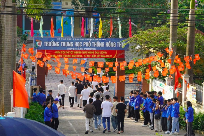Thi sinh tu do thi o diem thi Truong THPT Hong Thai (Dan Phuong). Anh: Van Cuong