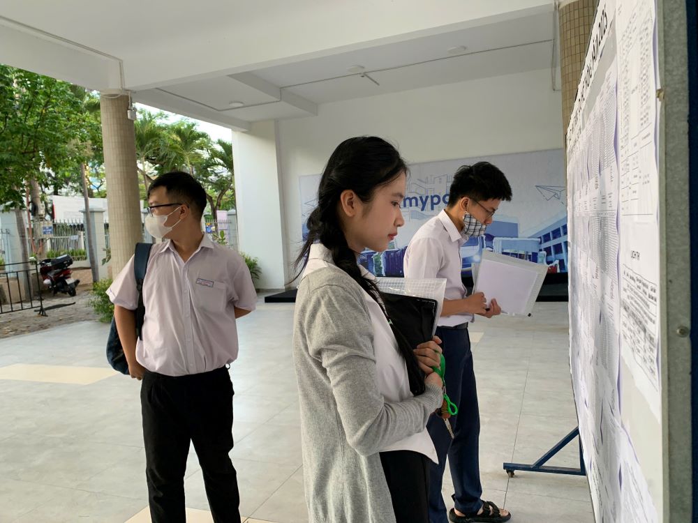 Thi sinh Dang Yen Linh, co mat tai diem thi Truong THPT Phan Chau Trinh (quan Hai Chau, TP Da Nang) luc 5h30 sang. Anh: Thanh Huyen