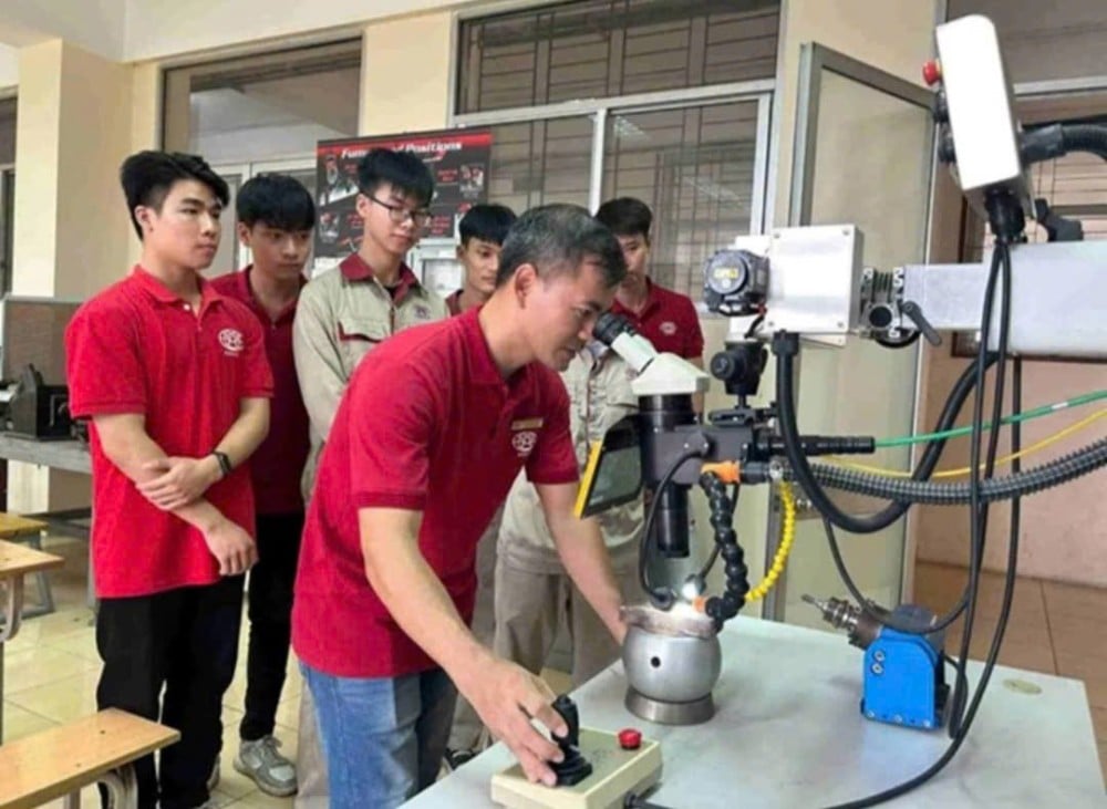 Theo Luat Viec lam 2025, noi dung “Ho tro hoc nghe” duoc mo rong thanh che do “Ho tro nguoi lao dong tham gia dao tao, nang cao trinh do ky nang nghe”. Anh: Trang Ha