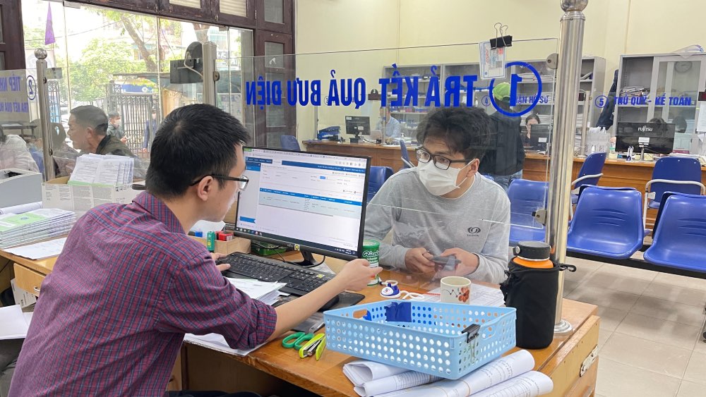 Les fonctionnaires du secteur de l'assurance sociale conseillent les travailleurs sur les nouveautes de la loi sur l'emploi modifiee. Photo : Ha Anh