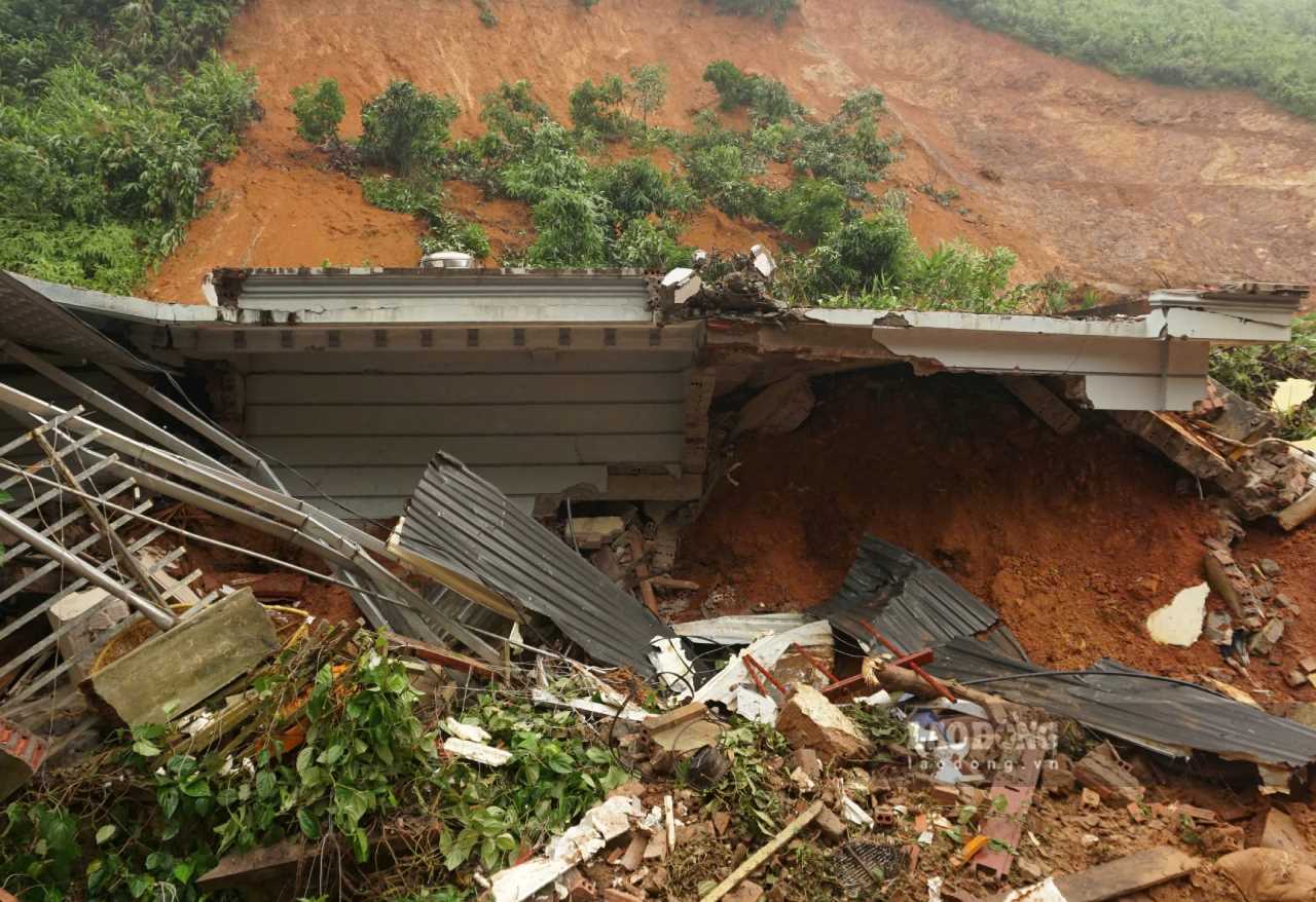 La escena del deslizamiento de tierra en la noche provoco que un estudiante masculino de 15 años fuera morir. Foto: Van Duc.