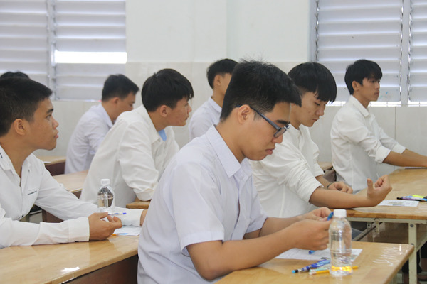 Cac thi sinh buoc vao ngay thi dau tien voi mon Ngu Van. Anh: Phuong Linh
