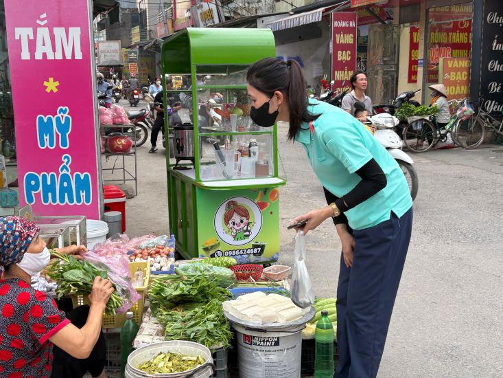 Prices have increased rapidly, union officials propose increasing the regional minimum wage for workers. Photo: Bao Han