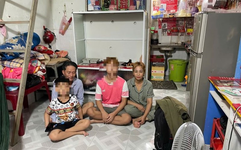 The increase in electricity prices and many food items has affected the lives of Ms. To Thi Phuong's family. Photo: Dinh Trong