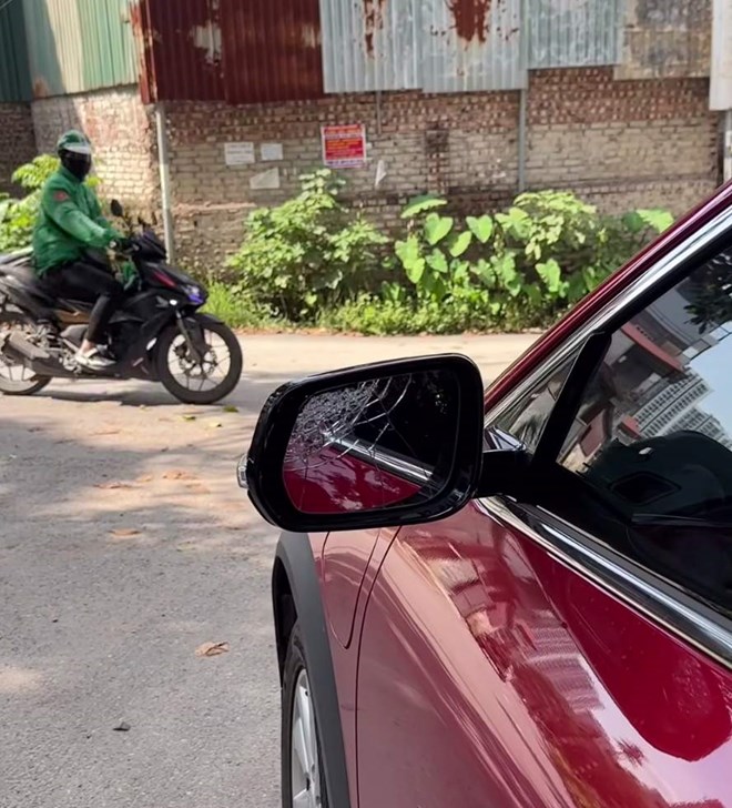 Công an vào cuộc xử lý người đàn ông đập vỡ gương xe ở Tây Mỗ, Hà Nội