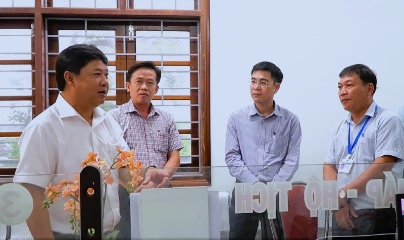 Bi thu Tinh uy Quang Nam Luong Nguyen Minh Triet kiem tra cong tac chuan bi cho viec van hanh chinh quyen 2 cap o co so. Anh: Truong An