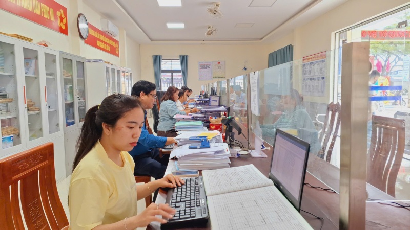 Nguoi dan mong muon nhieu thu tuc hanh chinh cap huyen khi dua ve xa se duoc giai quyet nhanh gon, hieu qua. Anh: Hoang Bin