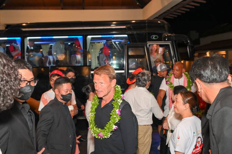 Teddy Sheringham đến thành phố Đà Nẵng. Ảnh: Hiền Lê
