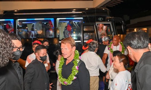 Teddy Sheringham đến thành phố Đà Nẵng. Ảnh: Hiền Lê