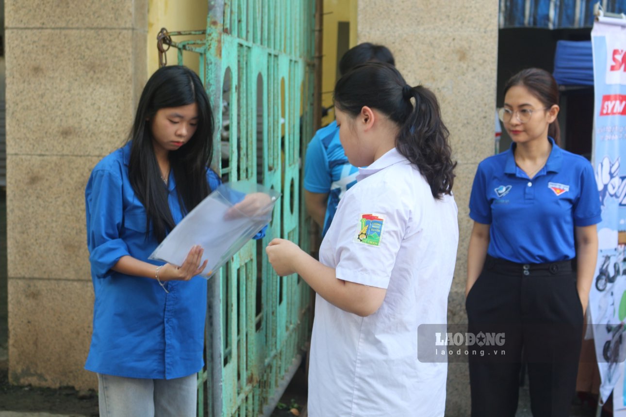 Kiem tra thong tin thi sinh truoc khi vao phong thi. Anh: Nguyen Hoan.