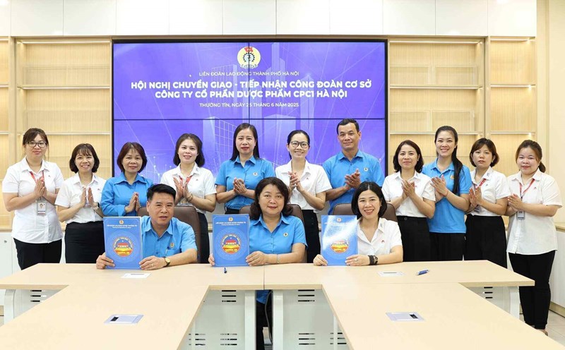 The Thuong Tin District Labor Federation and the City Labor Federation officially handed over and received the grassroots union of CPC1 Hanoi Pharmaceutical Joint Stock Company. Photo: Manh Quan