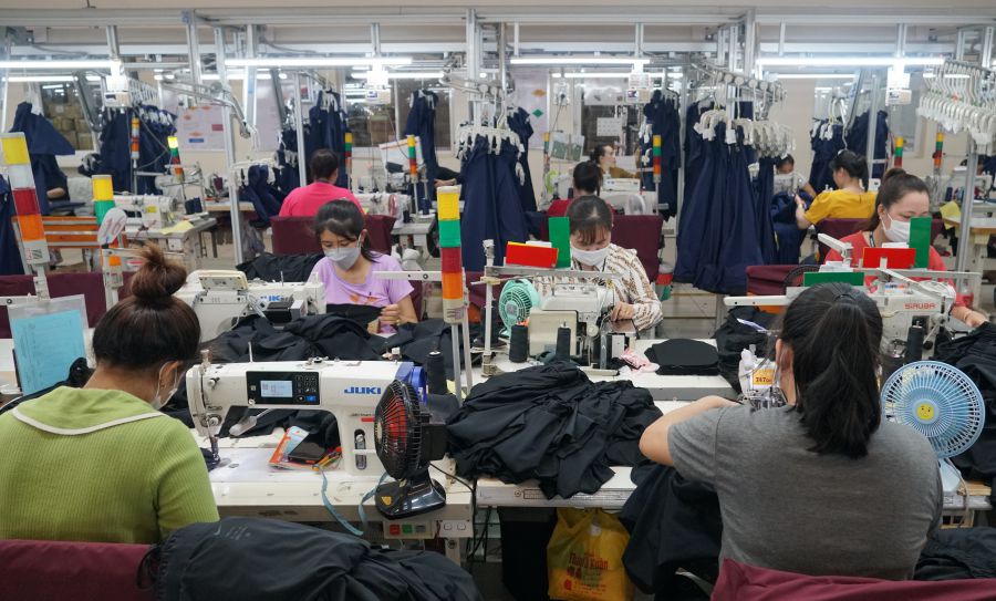 Los trabajadores trabajan en un negocio en el Parque Industrial de la Provincia de Soc Trang. Foto: Phuong Anh