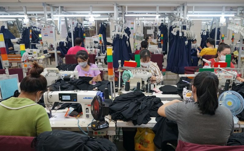 Workers working at a company in Soc Trang Industrial Park. Photo: Phuong Anh