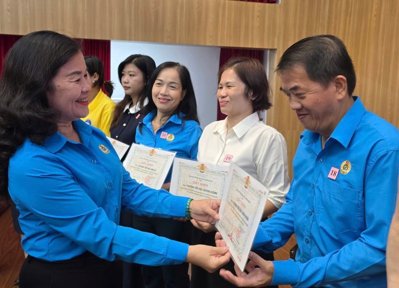 La Sra. Le Thi Bich Hanh, presidenta de la Federacion Laboral del Distrito 5, Ciudad de Ho Chi Minh, otorgo certificados de merito a representantes de la Union de base con logros sobresalientes en actividades sindicales. Foto: Indonesia