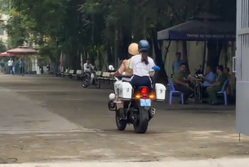 Los candidatos olvidaron que la identidad fue llevada a casa por la policia de transito y regresaron al puntaje de prueba. Foto: Kim Tuyen