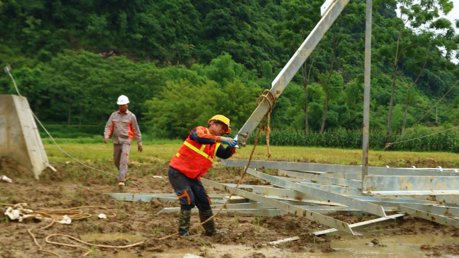 The electricity industry strives to ensure a stable power source to serve production and economic growth. Photo: Tuyet Lan