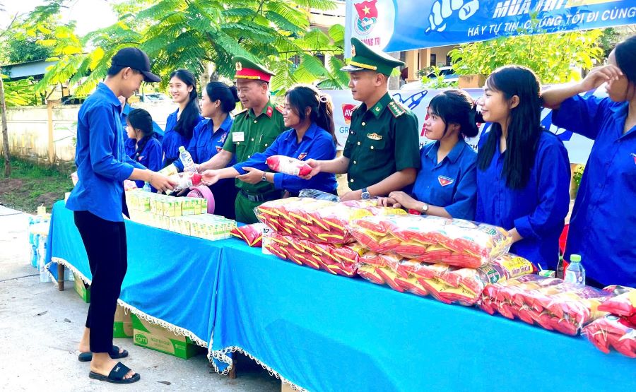 Thi sinh duoc tiep suc bang nuoc, banh. Anh: Han Nguyen