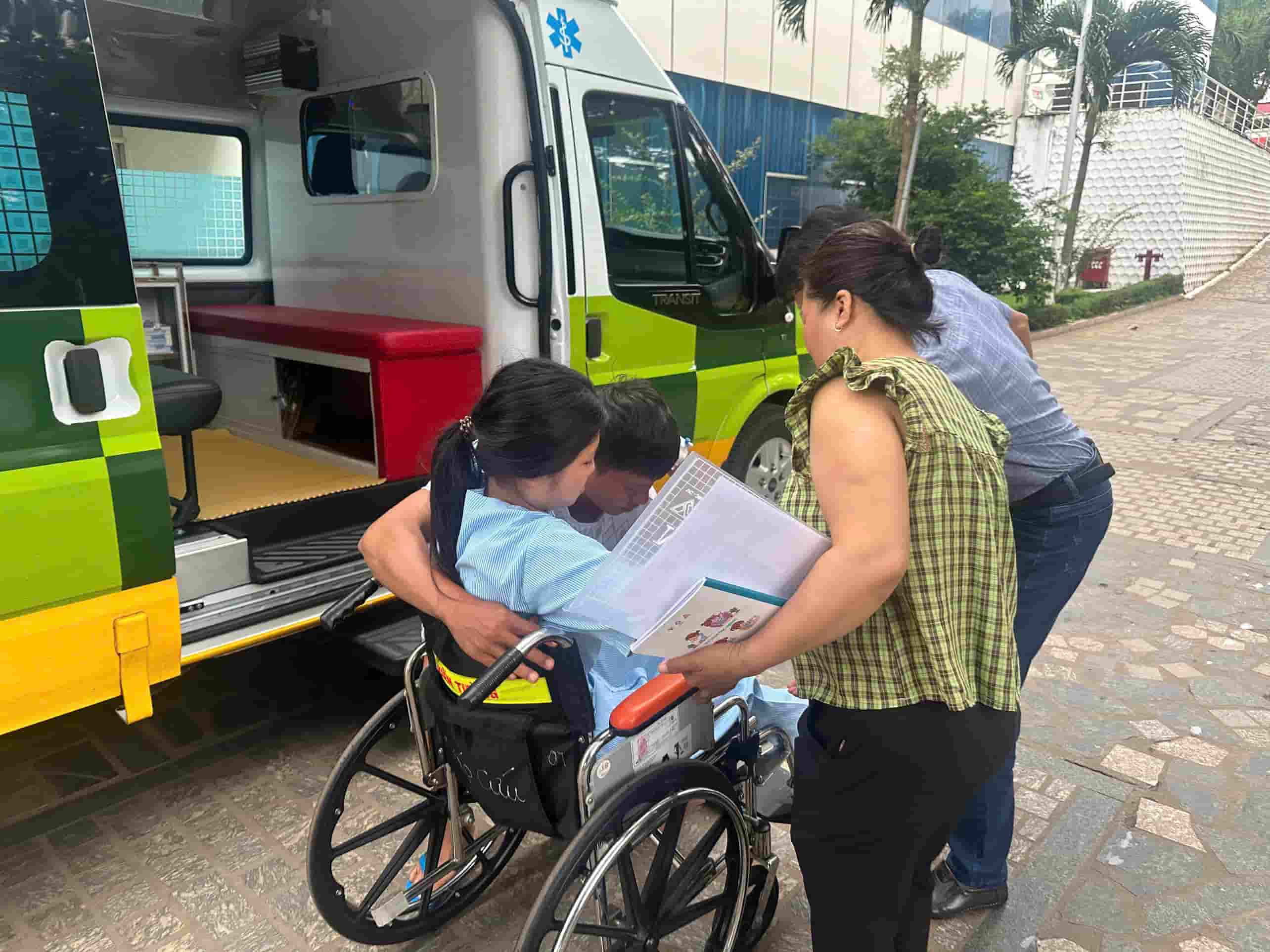 The female student was taken to the graduation exam location by hospital ambulance. Photo: Thanh Tuan
