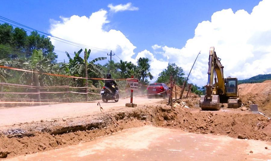 Nhieu cong trinh xay dung ha tang o cac tinh mien Trung can luong lon vat lieu xay dung thong thuong, cat, dat san nen... Anh: Nguyen Hoang