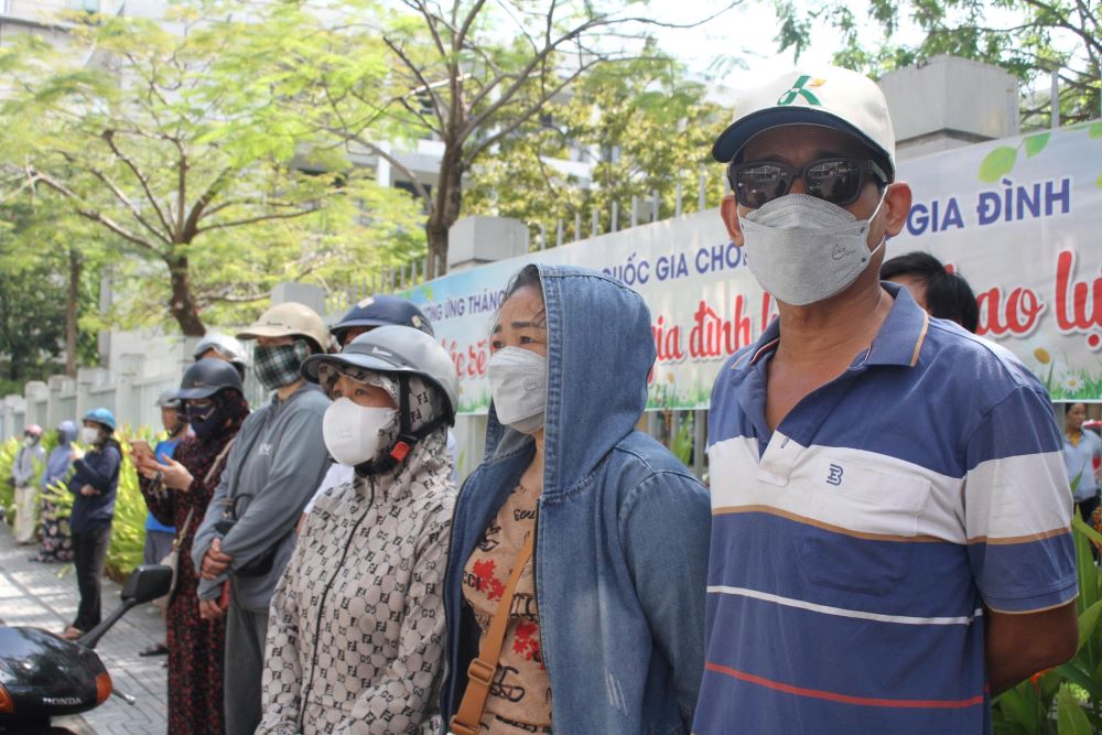 Da Nang parents anxiously wait for their children to take the 2025 high school graduation exam. Photo: Thanh Huyen