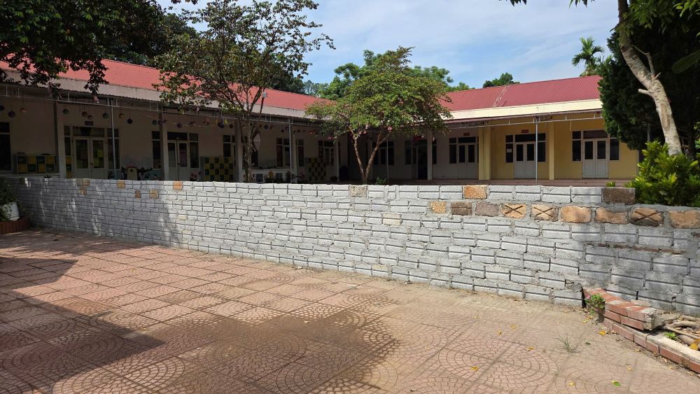 Một gia đình xây tường rào giữa sân trường để đòi lại đất cách đây hơn 10 năm. Ảnh: Quách Du