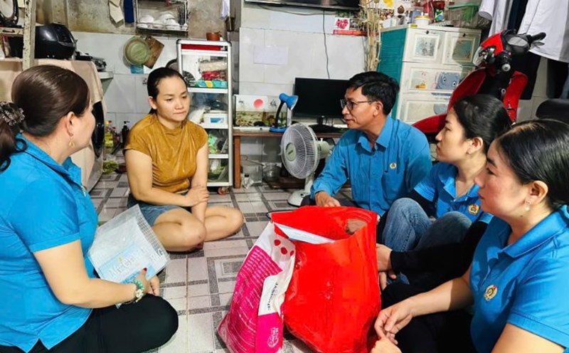 The Shyang Hung Cheng Co., Ltd. Trade Union visited and presented gifts to support workers. Photo: Provided by Binh Duong Provincial Federation of Labor
