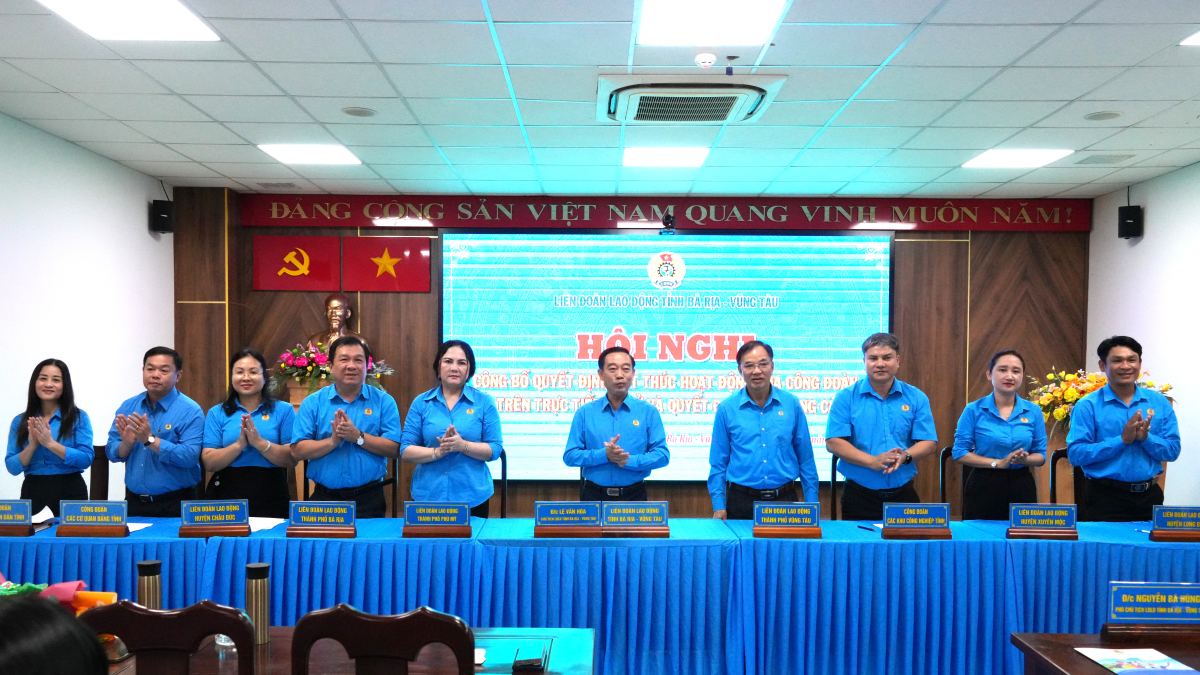 Hoàn tất ký kết các biên bản bàn giao theo quy định. Ảnh: Thành An