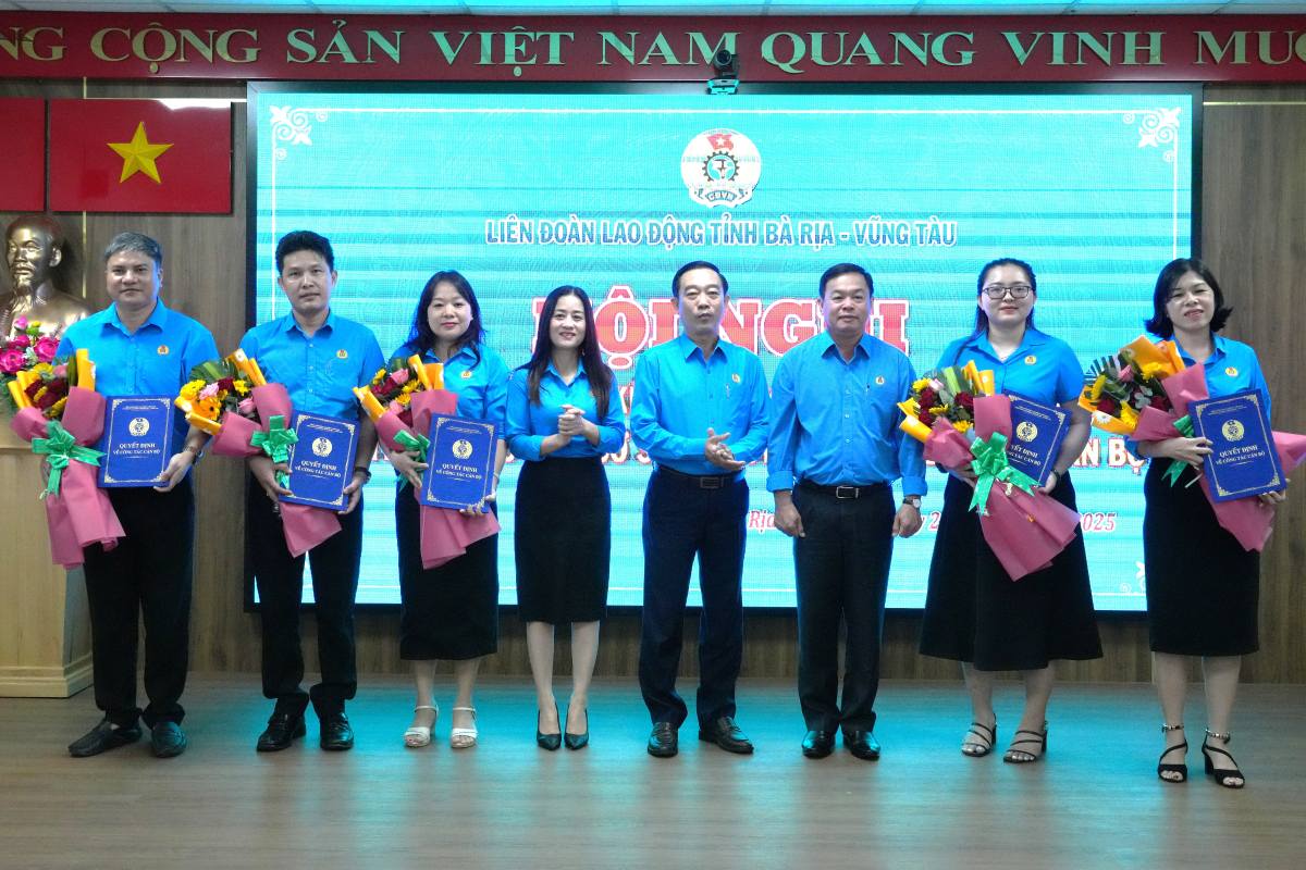 La Federacion de Trabajo Provincial anuncio decisiones para rescindir la operacion de 10 sindicatos de nivel superior directamente a nivel de base; otorgando decisiones sobre el trabajo de cuadros. Foto: Thanh an